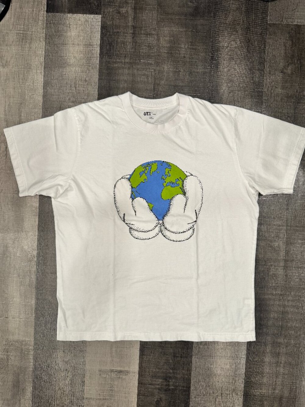 KAWS x Uniqlo UT Shirt White Peace For All Globe Hands Graphic Tee Size XL